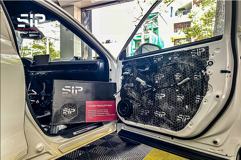 Dán vật liệu cách âm SIP tại cửa