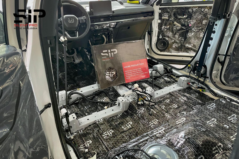 Có nên dán cách âm sàn ô tô không?