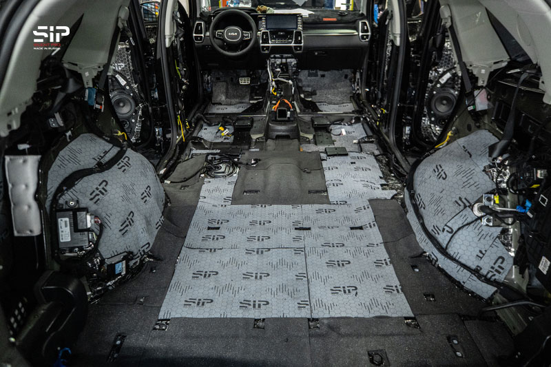 Dán tiêu âm B10 tại vị trí sàn xe