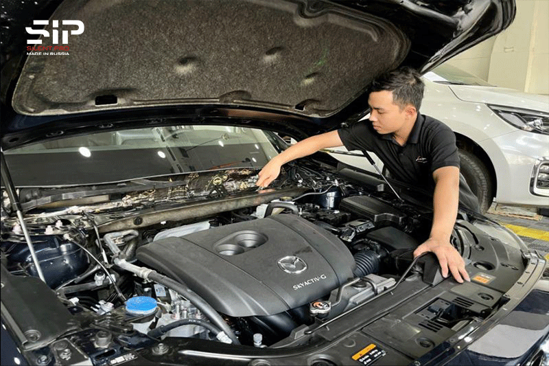 Dán vật liệu cách âm StP tại vị trí khoang máy