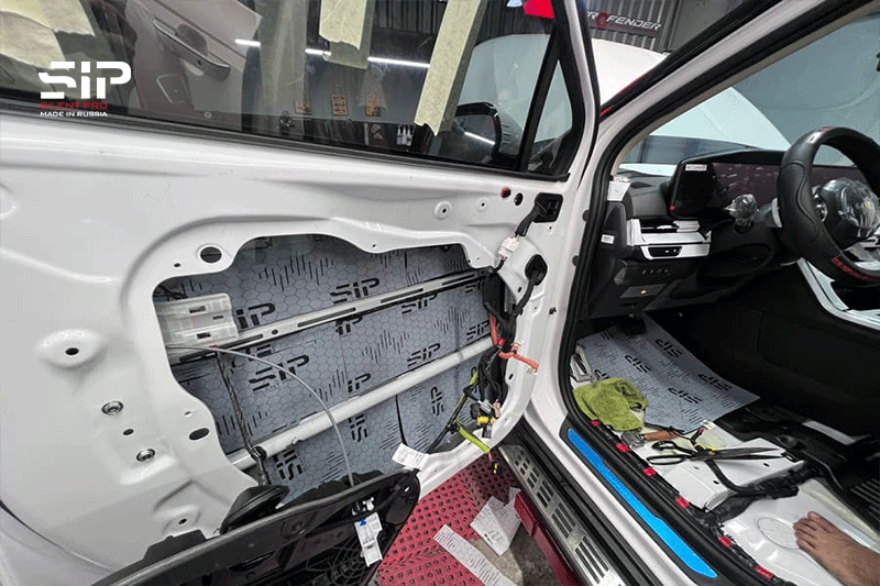 Dán vật liệu tiêu âm SIP tại vị trí cửa xe