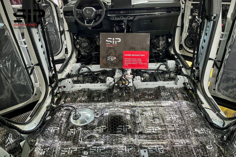 Để giảm thiểu tiếng ồn từ động cơ thì việc dán cách âm sàn ô tô là lựa chọn hợp lý