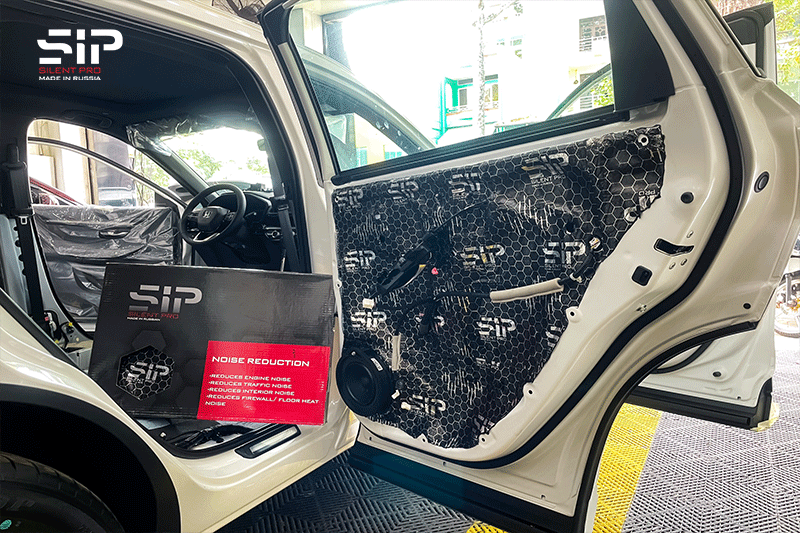 Hình ảnh dán cách âm xe ô tô ở vị trí cánh cửa