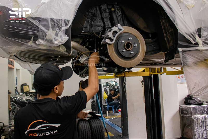 Không nên tự phủ gầm xe ô tô tại nhà