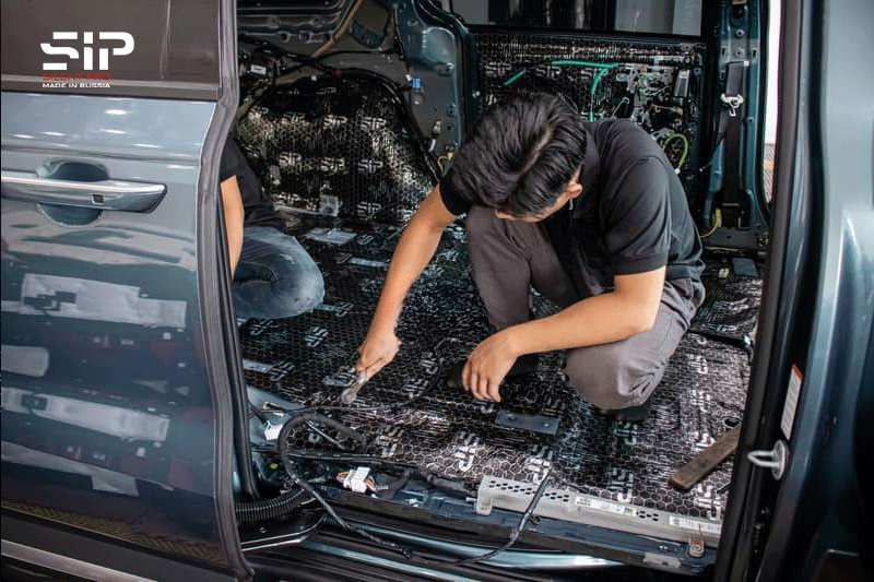 Kỹ thuật viên dán cách âm sàn xe chuyên nghiệp