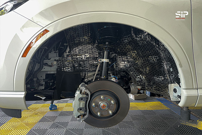 Kỹ thuật viên dán vật liệu cách âm SIP vị trí hốc bánh