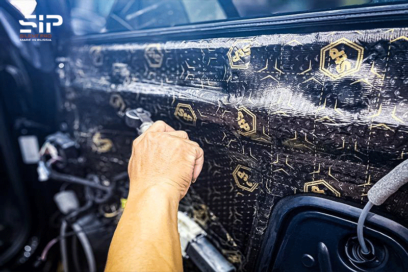 Nhân viên kỹ thuật dán vật liệu cách âm StP cửa xe chuyên nghiệp