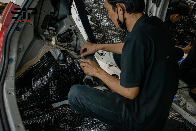 Sử dụng dụng cụ chuyên dụng để dán cách âm sàn ô tô