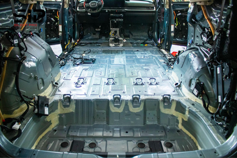 Vệ sinh sạch sẽ trước khi dán cách âm sàn ô tô