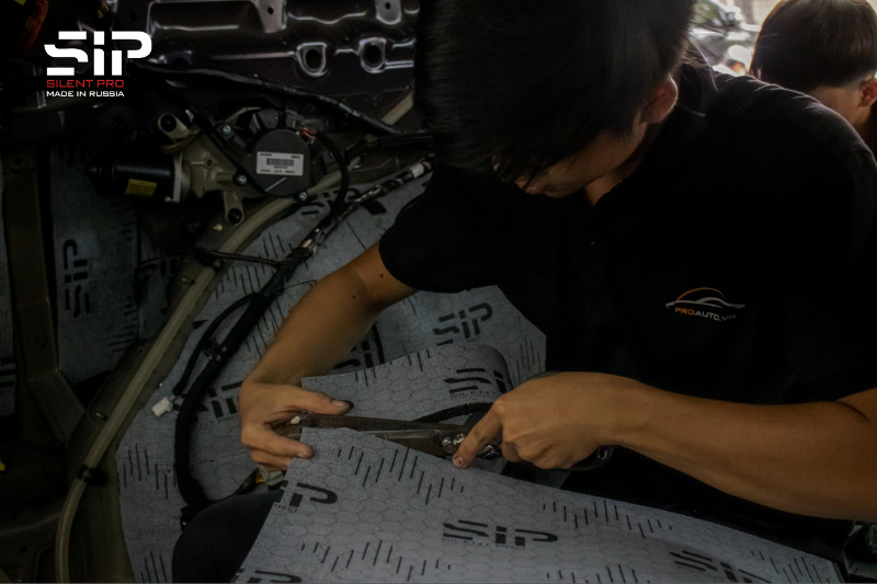 Cắt vật liệu cách âm theo kích thước và hình dạng cấu trúc xe