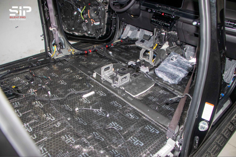 Có nên thực hiện cách âm chống ồn cho xe ô tô