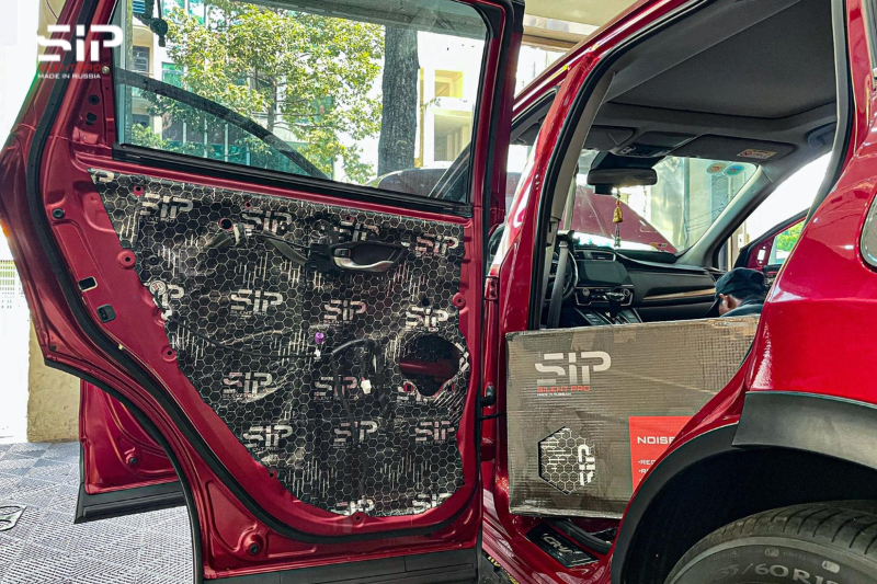 Dán cách âm cửa, chủ xe sẽ không bị quấy nhiễu bởi các tiếng ồn từ bên ngoài 