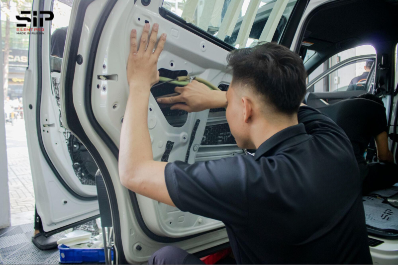 Dán cách âm cửa xe ô tô đòi hỏi phải có kỹ năng và chuyên môn cao