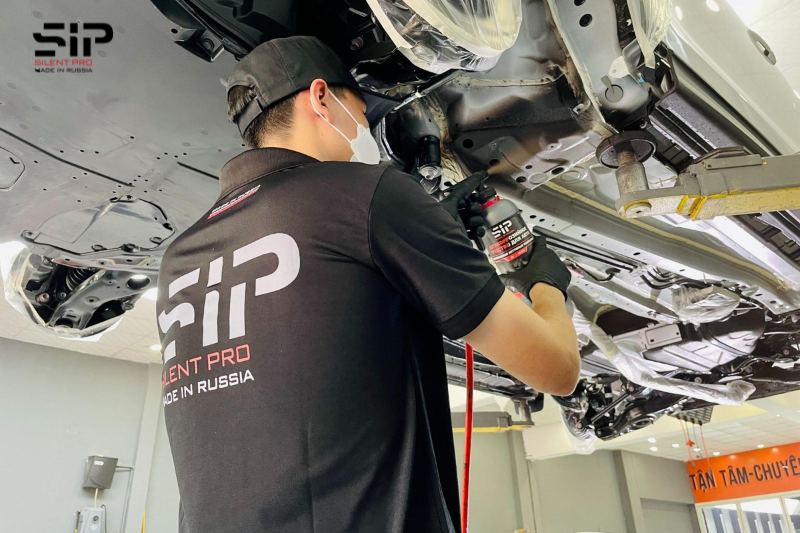 Dán cách âm kết hợp với xịt phủ gầm để tăng hiệu quả cách âm