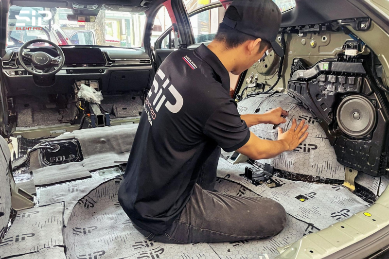 Dán tiêu âm cho vị trí hốc bánh trong ô tô