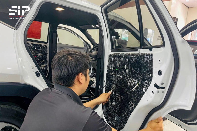 Dán vật liệu cách âm chống tiếng ồn từ đường xá