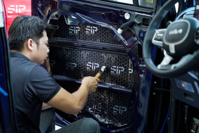 Kỹ thuật viên thi công dán cách âm SIP cho cánh cửa xe ô tô