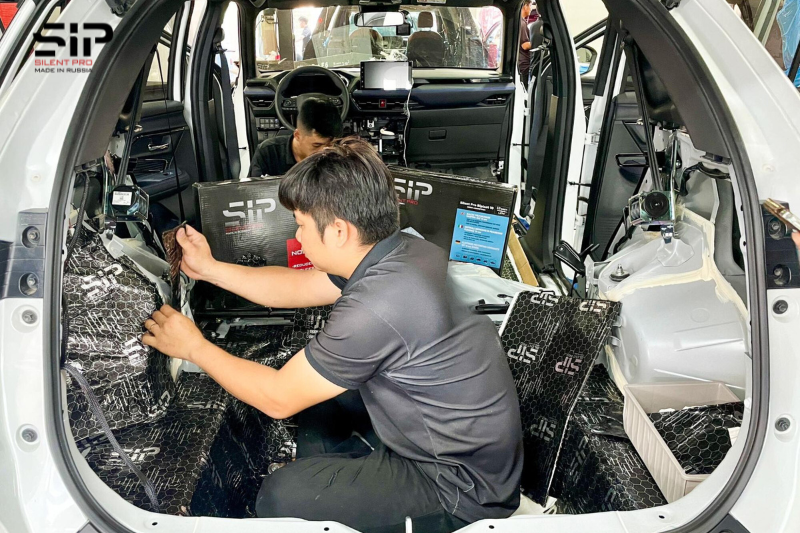 Kỹ thuật viên thi công dán cách âm SIP cho xe hơi