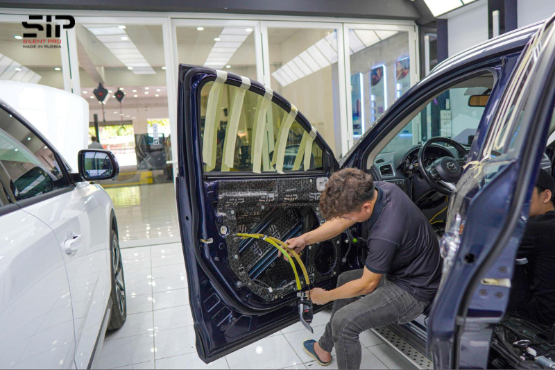 Kỹ thuật viên thi công lắp lại các chi tiết sau khi dán cách âm