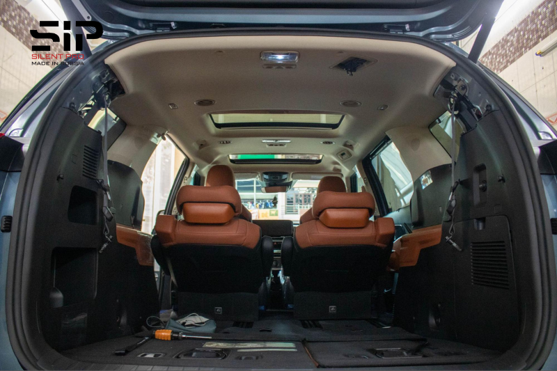 Làm sạch grime, dầu mỡ và bụi bẩn trên xe trước khi dán cách âm trần ô tô