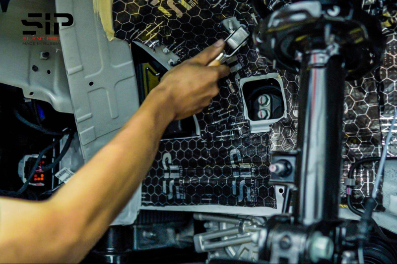 Sử dụng dụng cụ chuyên dụng để dán cách âm cho xe ô tô