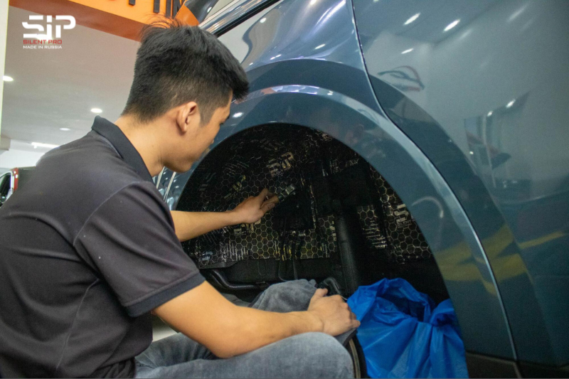 Thi công dán cách âm vị trí hốc bánh ngoài ô tô
