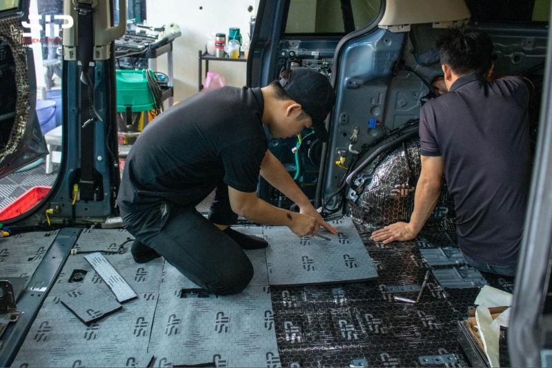 Thi công dán vật liệu tiêu âm nâng cao hiệu quả cách âm sàn ô tô