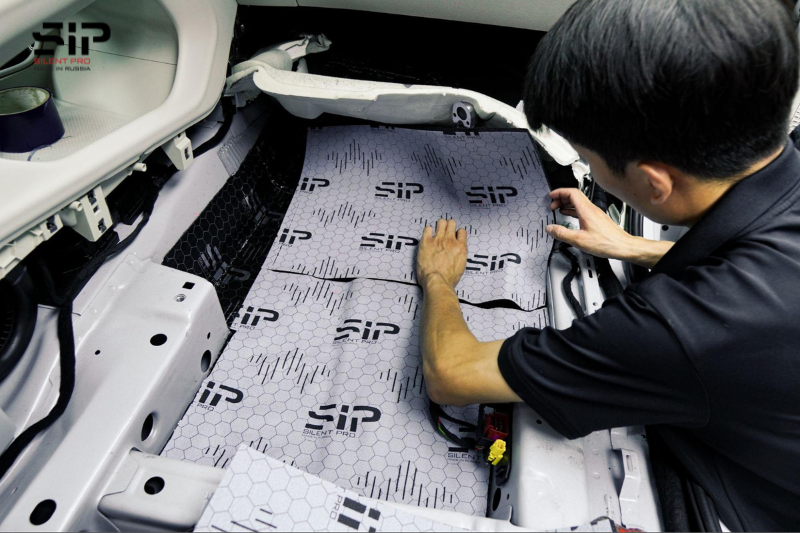 Kỹ thuật viên thi công dán tiêu âm và cách âm SIP xe ô tô tại An Giang