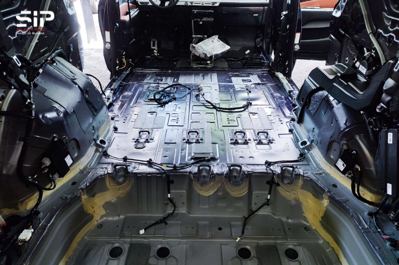 Vệ sinh sạch sẽ khoang xe trước khi thi công dán cách âm