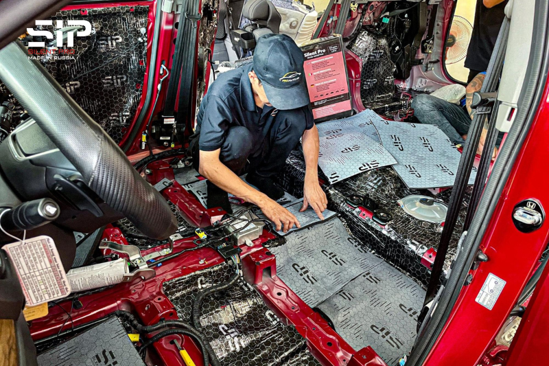 Kỹ thuật viên thi công dán cách âm SIP cho xe 