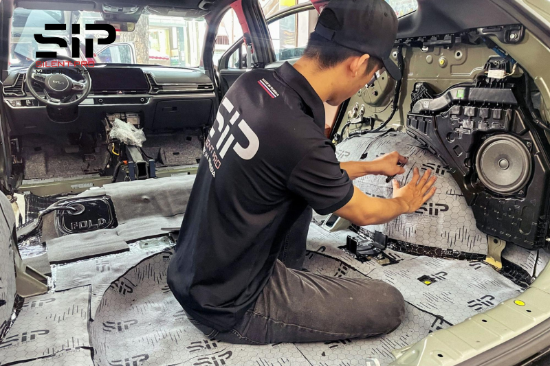 Dán cách âm SIP tại vị trí 4 hốc bánh xe hơi