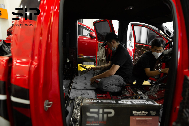 Kỹ thuật viên thi công dán cách âm SIP xe ô tô tại Bình Phước 