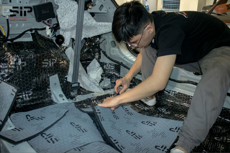 Thi công cắt, dán vật liệu cách âm SIP cho xe ô tô