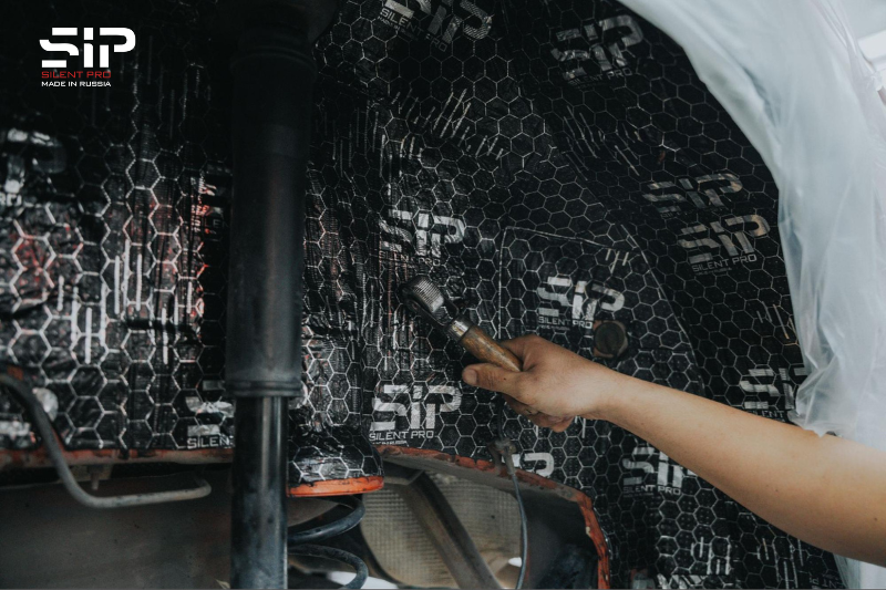 Kỹ thuật viên dán cách âm SIP cho hốc bánh xe 