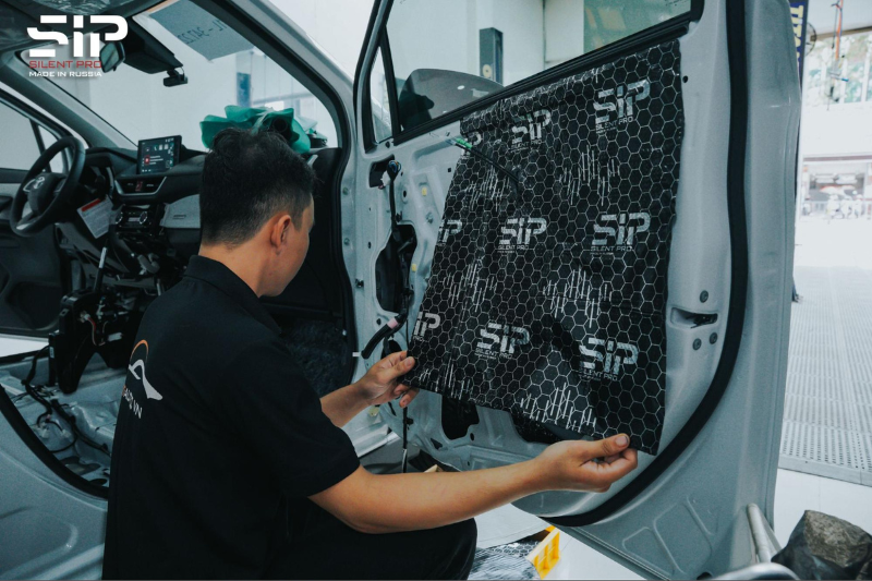 Kỹ thuật viên thi công dán cách âm SIP xe ô tô tại Đồng Tháp