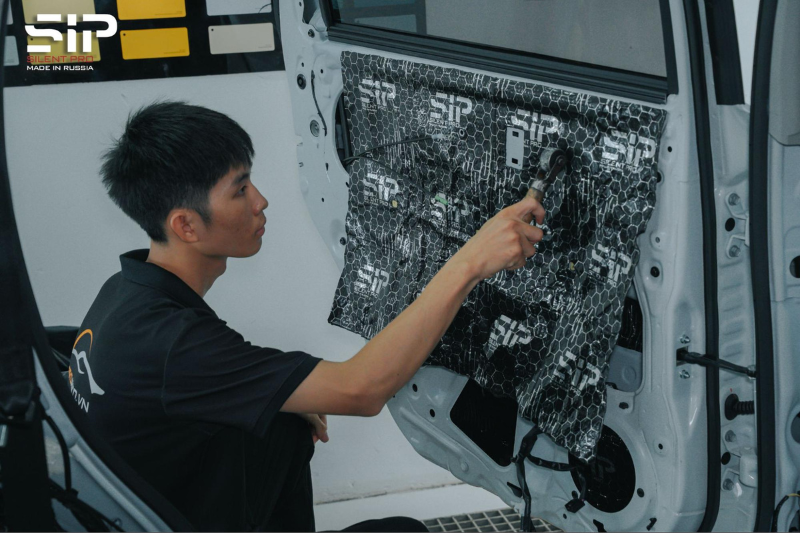 Thi công dán cách âm cho cửa xe hơi