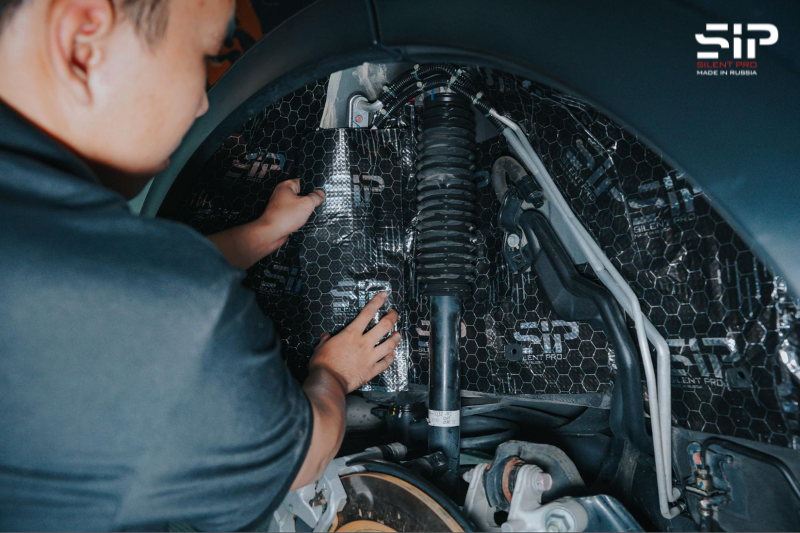 Thi công dán cách âm cho hốc bánh xe ô tô