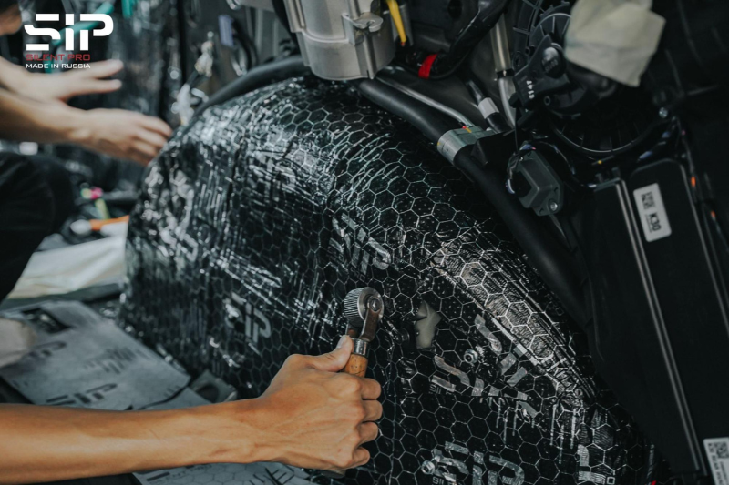 Dán cách âm SIP tại vị trí 4 hốc bánh xe hơi