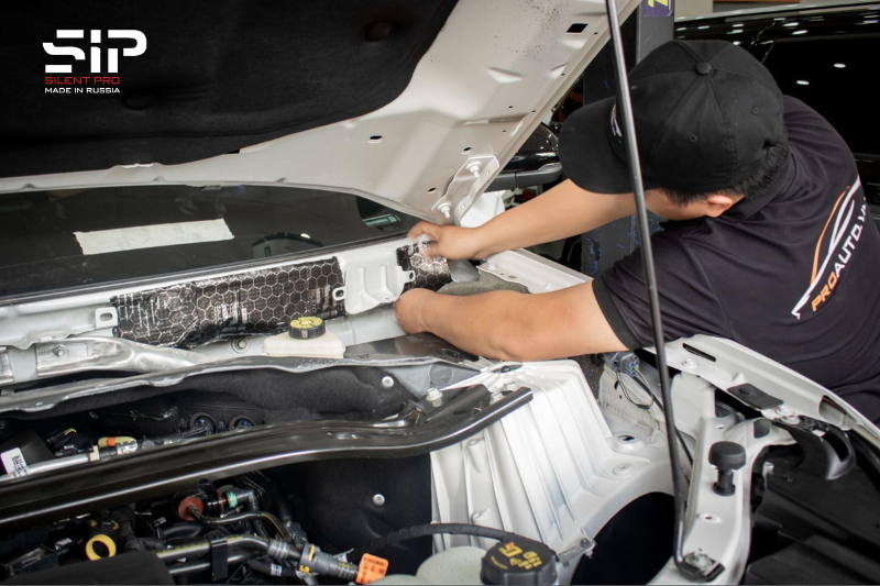 Kỹ thuật viên thi công cách âm khoang máy cho xe hơi