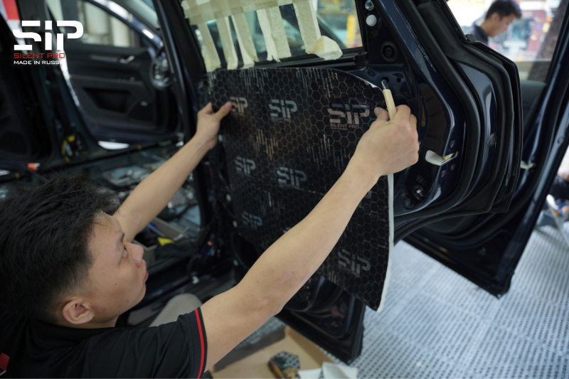 Thi công dán cách âm SIP cho cánh cửa của xe