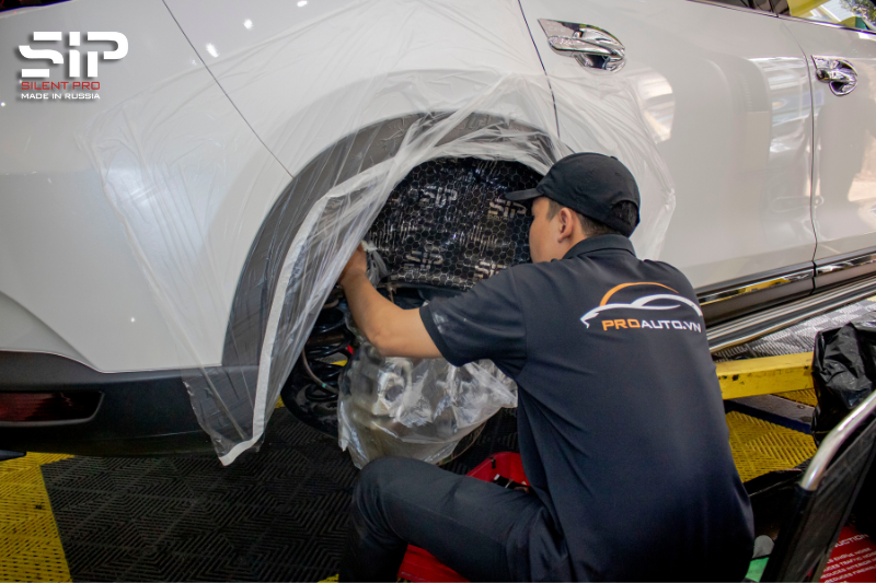 Thi công dán cách âm SIP cho hốc bánh ngoài của xe