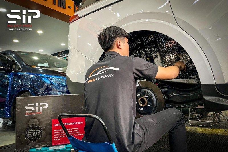 Thi công dán cách âm SIP cho hốc bánh ô tô