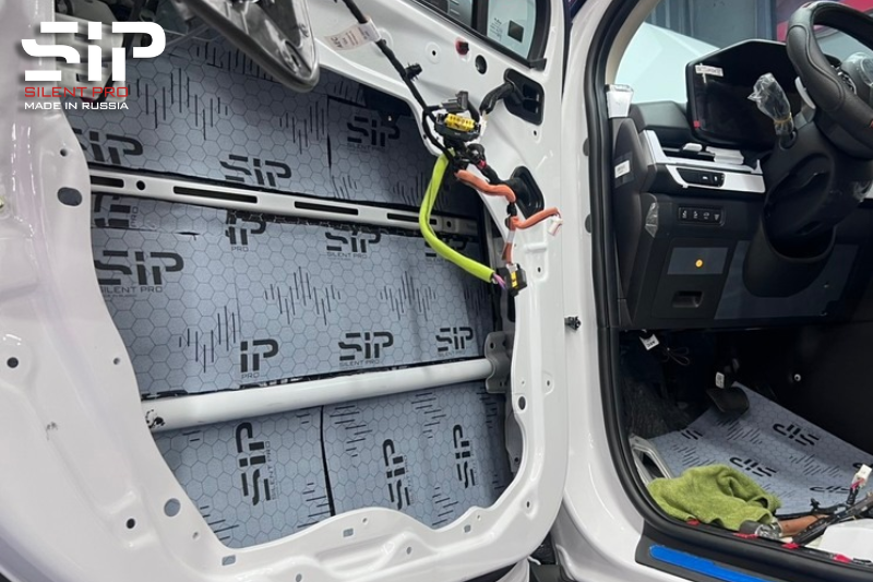 Dán vật liệu tiêu âm Silent Pro F10 tại cửa xe