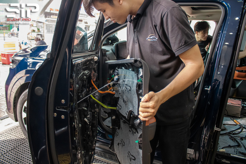 Dán vật liệu tiêu âm Silent Pro F6 tại cửa xe