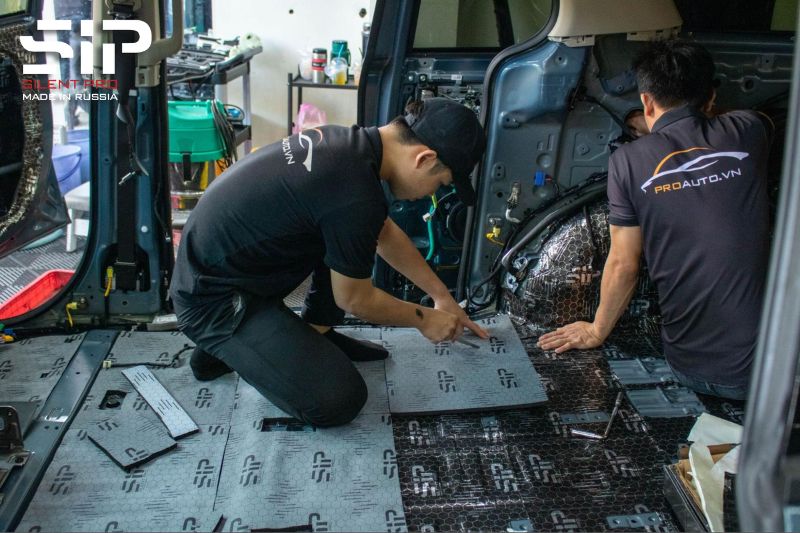 Kỹ thuật viên thi công dán vật liệu tiêu âm Silent Pro F10 cho Kia Carnival