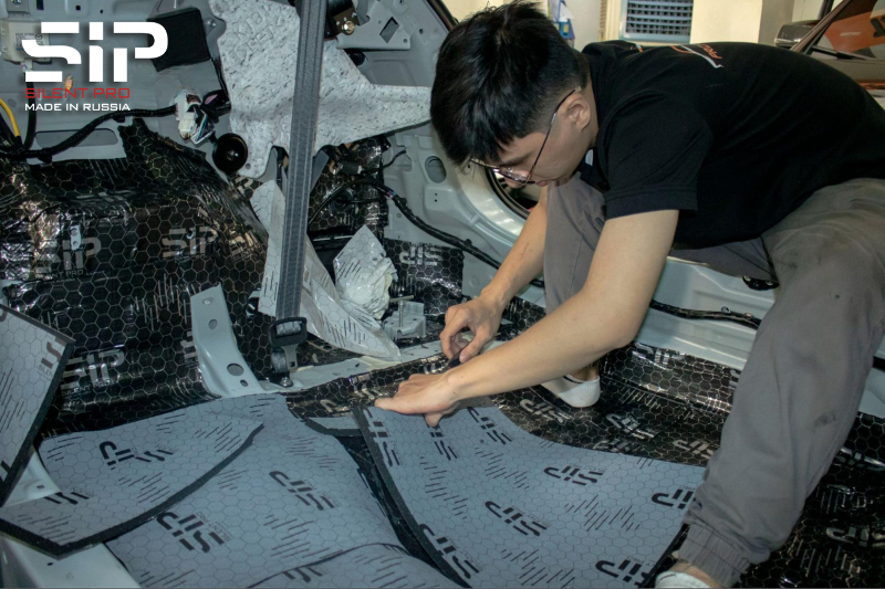 Thi công dán tiêu âm cho sàn xe hơi 