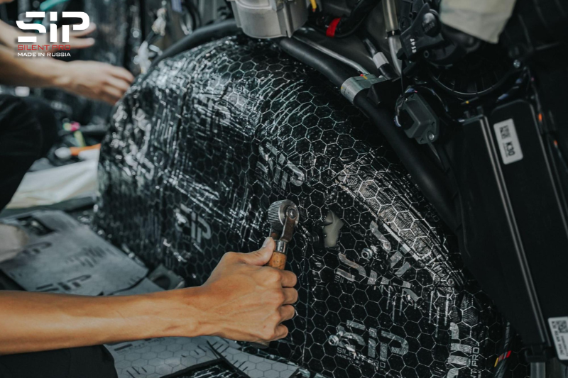 Dán cách âm SIP tại vị trí 4 hốc bánh xe hơi