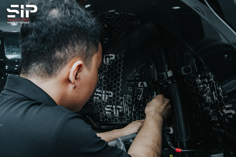 Kỹ thuật viên thi công dán cách âm SIP xe ô tô tại Long An