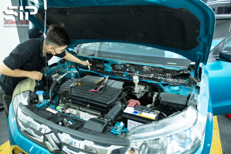 Kỹ thuật viên thi công dán cách âm SIP xe ô tô tại Sóc Trăng