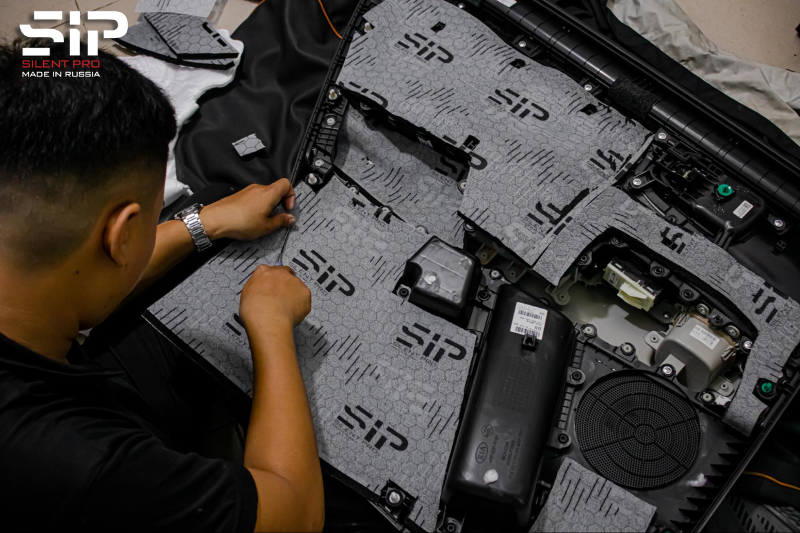 Kỹ thuật viên thi công dán tiêu âm SIP cho xe hơi